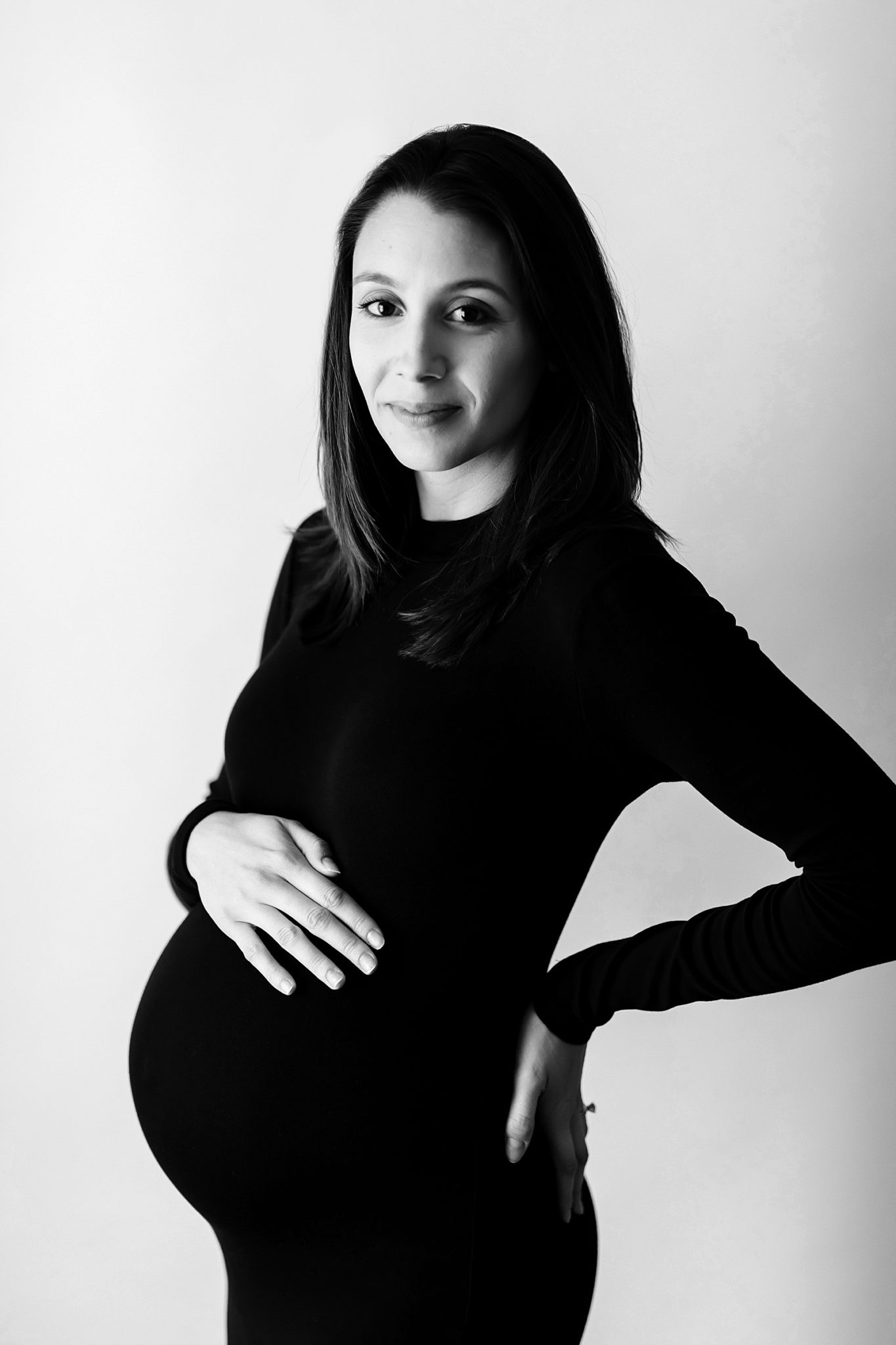Black and white maternity photos in the studio – Jessica & Bo
